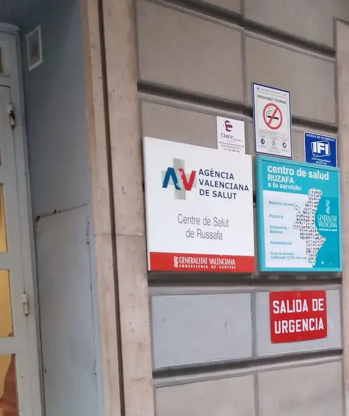 Entrance of a health centre with the regional health agency sign and the centre sign on the wall