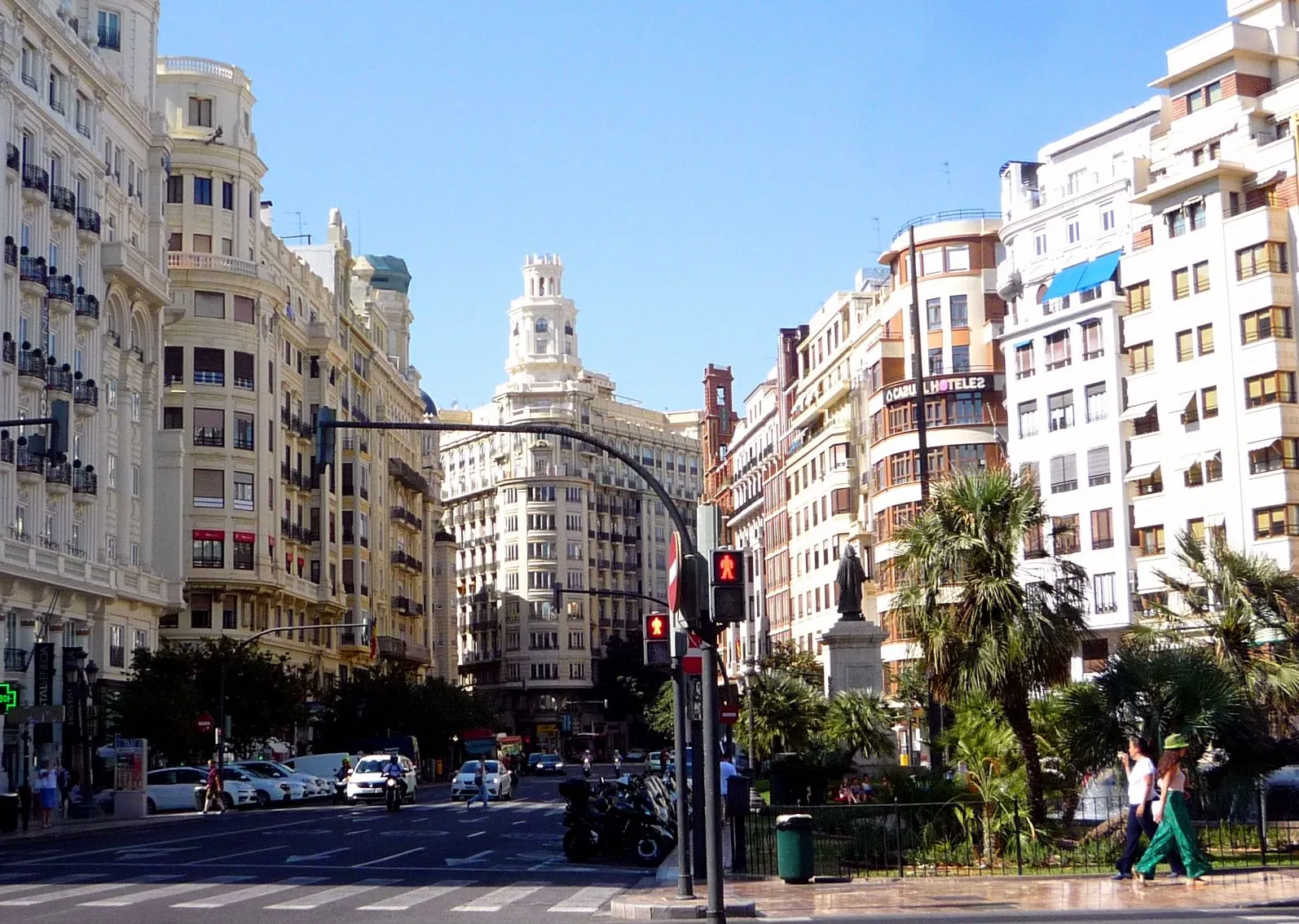 Valencia city hall square with the town hall building behind trees and a fountain.