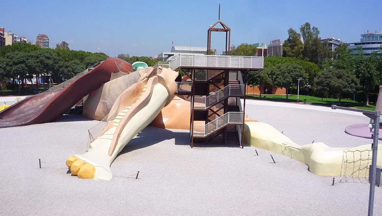 Giant sculpted figure with slides and ladders forming a playground in the Jardi del Turia.